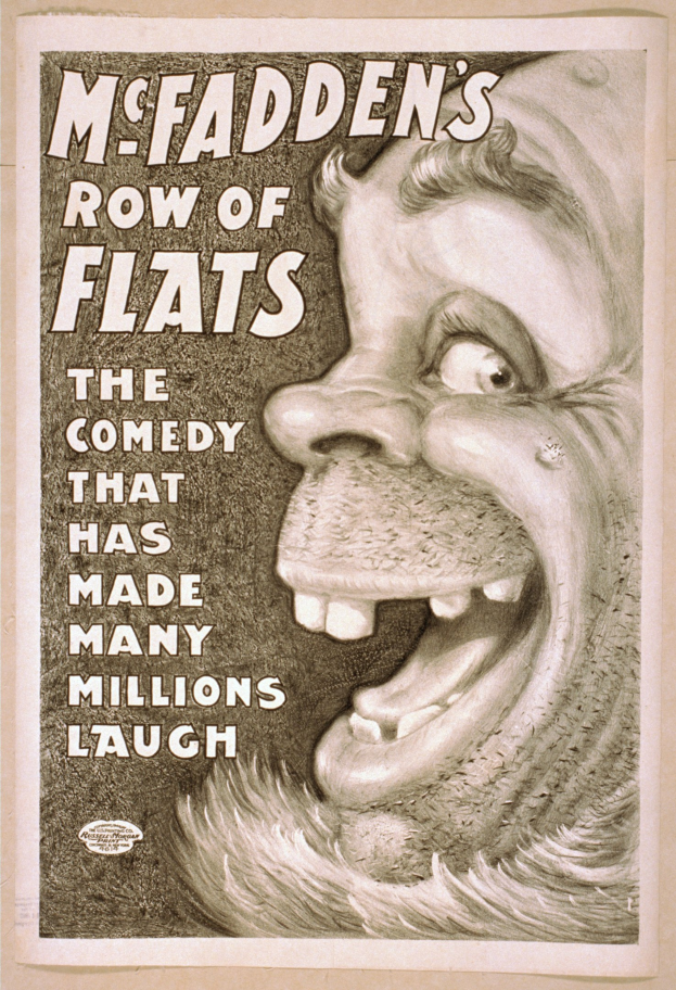 Plakat eines lachenden Menschen mit wilden Haaren, breitem Grinsen und weit aufgerissenen Augen, eingerahmt von einem hellgelben Hintergrund, mit Text: "McFadden's Row of Flats: Die Comedy, die viele zum Lachen gebracht hat."