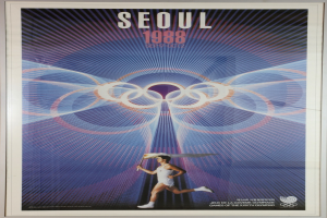 Eine Person, die mit den Olympischen Ringen im Hintergrund läuft, und die Wörter "Olympische Spiele" quer über die Oberseite geschrieben, auf einem Plakat für die Olympischen Spiele 1988 in Seoul, Südkorea.