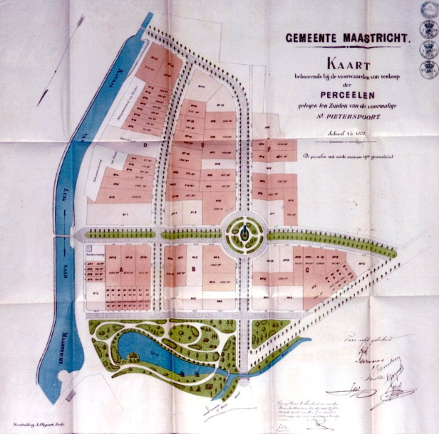 Detailierte Stadtkarte auf Papier, zeigt Straßen, Gebäude und Sehenswürdigkeiten mit begleitendem Text.