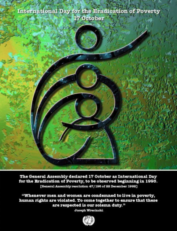 Plakat zum Internationalen Tag zur Beseitigung der Armut mit einem kreisförmigen Logo mit einer Hand in einem Blattkranz, fetter weißer Schrift, die 'Internationaler Tag' lautet, auf einem hellblauen Hintergrund mit einem weißen Rand.