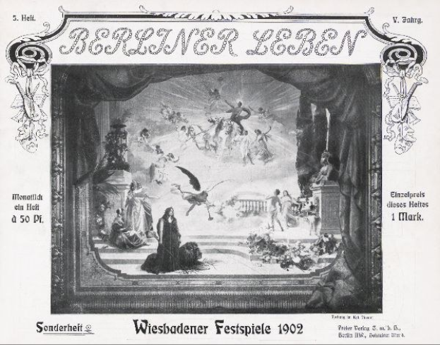Schwarz-weiß-Foto einer Bühne mit Künstlern in traditioneller deutscher Kleidung während der "Wiesbadener Festspiele 1902", mit einem applaudierenden Publikum im Hintergrund.