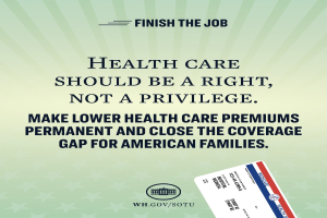 Ein Plakat mit der Aufschrift "Beenden Sie die Arbeit: Gesundheit sollte ein Recht sein, nicht ein Privileg" und eine Karte, auf der "Machen Sie niedrigere Gesundheitskosten permanent und schließen Sie die Lücke in der Gesundheitsversorgung für amerikanische Familien."