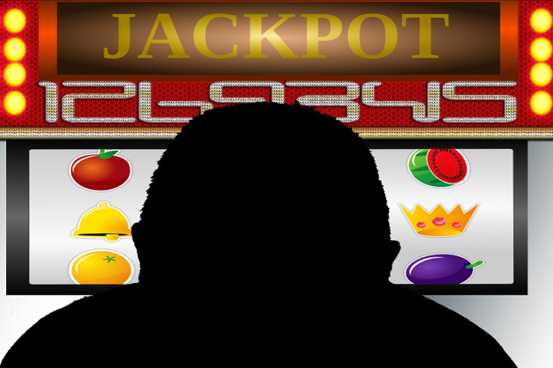 Ein Mann spielt ein Online-Slot-Automaten-Spiel mit einer "Jackpot"-Anzeige, umgeben von fruchtmotivischen Symbolen auf einem digitalen Board.