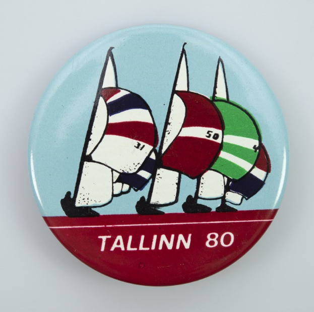 Der lettische Europaabgeordnete Kols schenkte Kaja Kallas ein Aufkleber mit einem "Baltic Chihuahua" vor dem Hintergrund der Flaggen der baltischen Länder