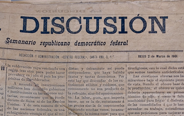 Ein gelblich verfärbtes, leicht zerknittertes Zeitungsblatt mit der Aufschrift "Diskussion" in schwarzer Tinte, das die Schlagzeile "Semanario Repúblicano Democrático Federal" trägt.