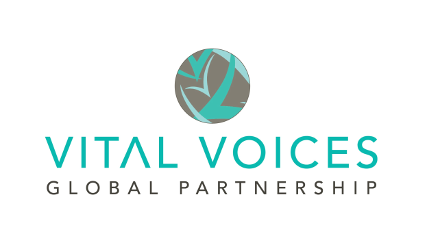 Logo für die Vital Voices Global Partnership mit einem weißen Tauben mit ausgebreiteten Flügeln in einem blauen und weißen Gradientenkreis, alles auf einem weißen Hintergrund mit schwarzem Text und einem dünnen schwarzen Rand.