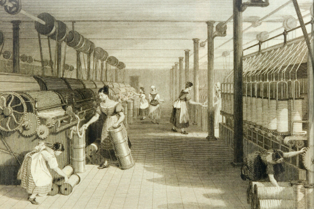 Eine Gruppe von Frauen bei der Arbeit in einer Fabrik, mit Maschinen, Pfählen und einem Dach im Hintergrund, dargestellt in Schwarz-Weiß.