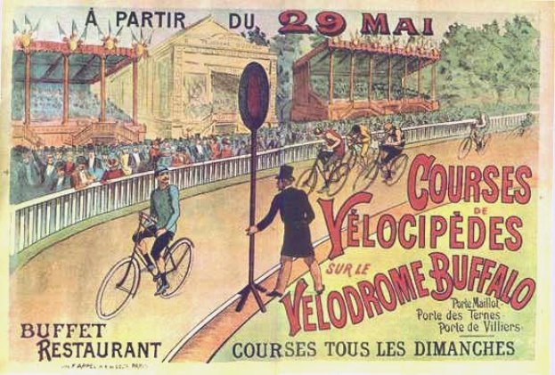 Plakat für ein Velodrom-Event in Buffalo, New York, das Radfahrer auf einer umzäunten Straße mit einem Gebäude und Bäumen im Hintergrund zeigt.