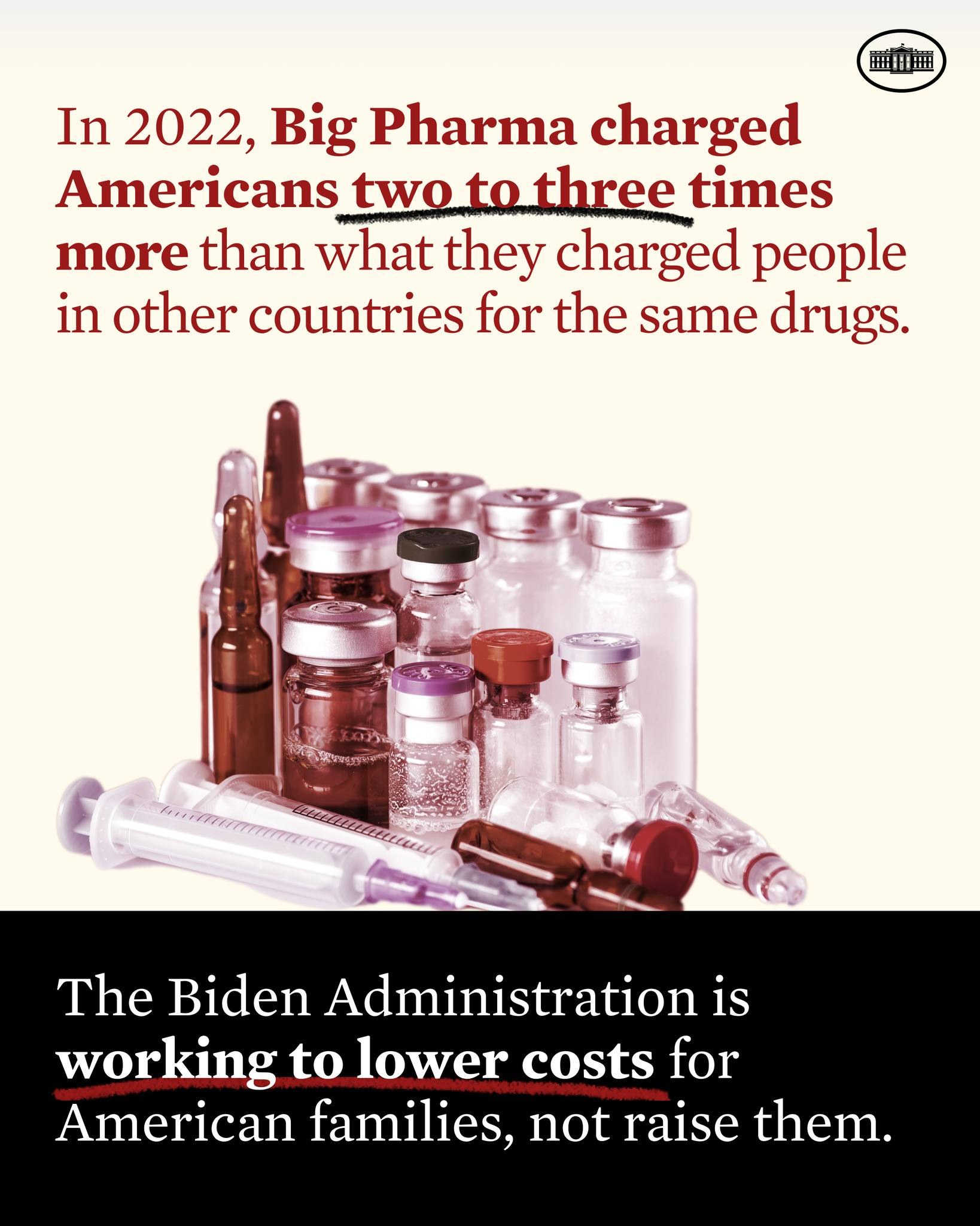 Ein Plakat, das zeigt, dass Big Pharma 2022 Amerikanern zwei bis drei Mal so viel für dieselben Medikamente berechnet hat wie in anderen Ländern, mit ein paar Flaschen und einer Spritze darunter.