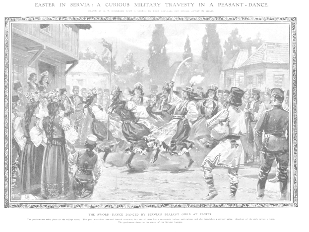 Schwarz-weißes Bild einer Gruppe von Menschen, die vor einer Menge tanzen, mit Häusern und Bäumen im Hintergrund und einem Text unten, der lautet: "Ostersonntag in Servia: Eine kuriose militärische Travestie in einem Bauerntanz."