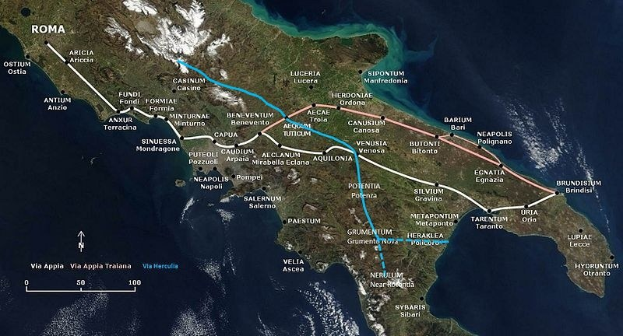 Blaue Linie auf einer Karte von Italien, die eine kreisförmige Zugroute von Rom nach Rom nachzeichnet, mit beschrifteten Haltestellen entlang des Weges.