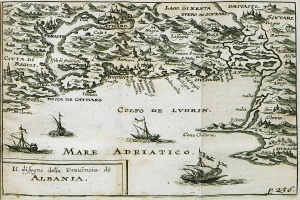 Eine alte Karte des Mittelmeerraums mit Booten im Vordergrund und Text, der weitere Informationen enthält.