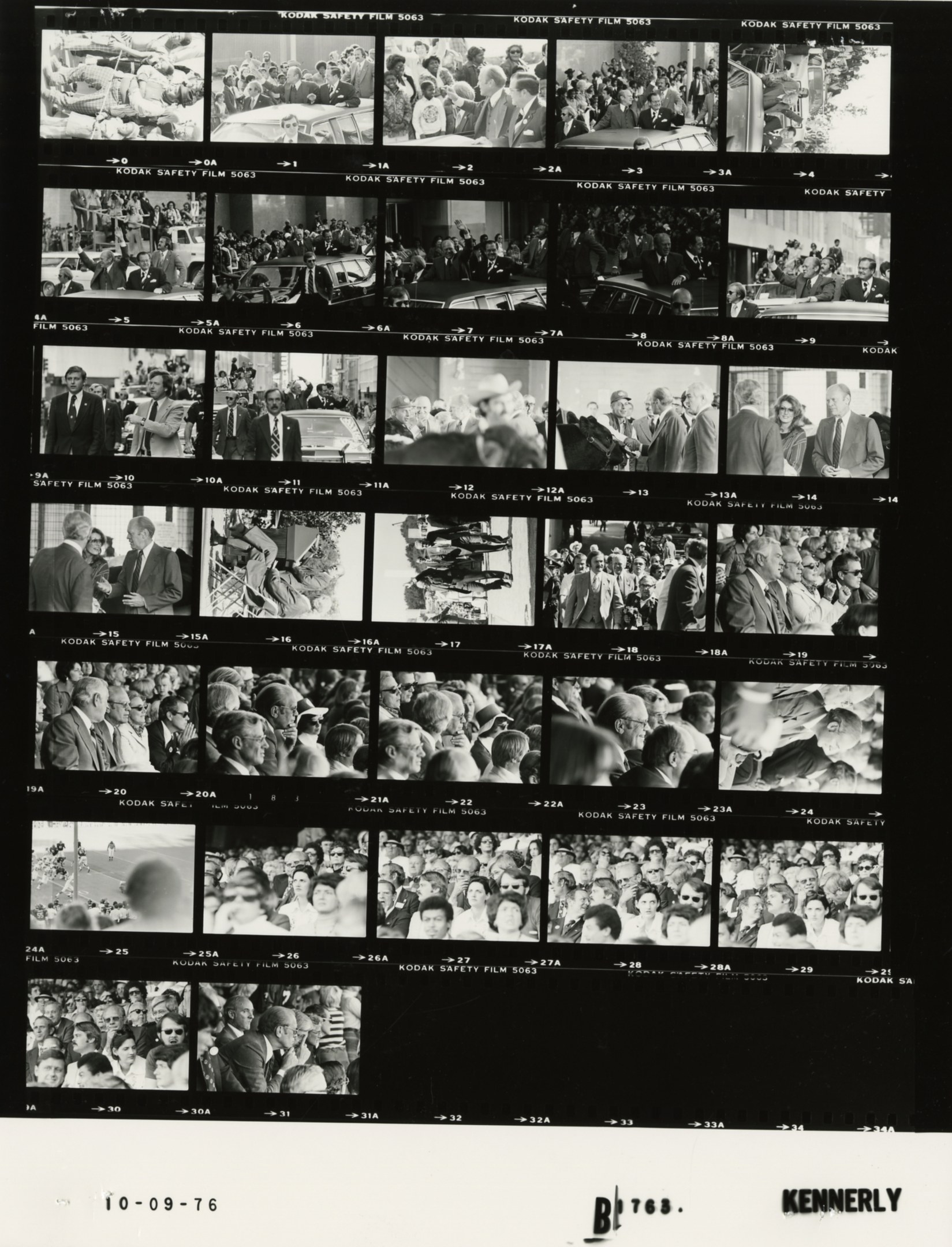 Schwarzes und weißes Foto einer vielseitigen Menge, die um einen Fernseher versammelt ist und lacht, mit Text am unteren Rand.