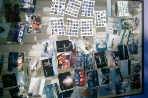 Mehrere Fotos sind auf einer Glasoberfläche befestigt.