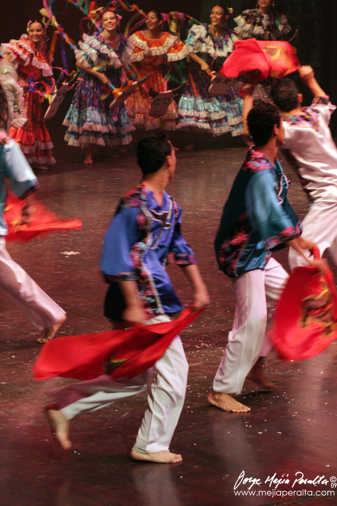 Menschen tanzen auf einem Boden mit Text in der rechten unteren Ecke.
