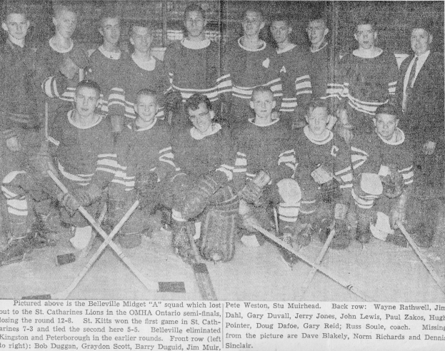 Schwarzes und weißes Foto einer Eishockeymannschaft, einige stehen, einige sitzen, alle halten Eishockey-Schläger.