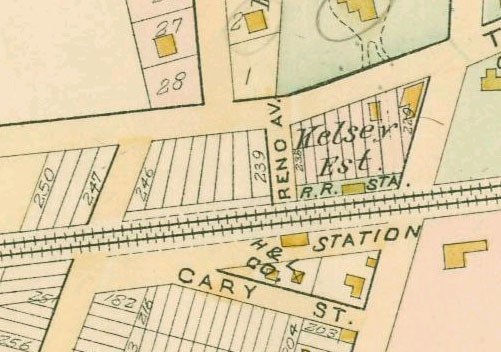 Alte Karte einer dicht bebauten Stadt mit nummerierten Grundstücken und Text, beschriftet als Land zum Verkauf am unteren Rand.