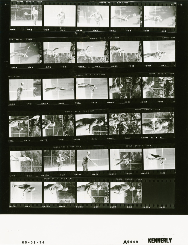 Schwarzes und weißes Foto eines konzentrierten Mannes in einem weißen Hemd und Shorts, der Tennis spielt und einen Schläger in der rechten Hand hält, mit einem Filmstreifen im Hintergrund.