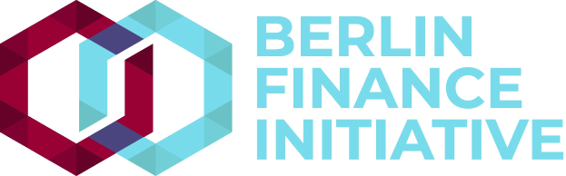Logo der Berliner Finanzinitiative mit einem blauen Kreis mit weißer Umrandung und einem weißen "B" in der Mitte, umgeben von einem weißen Ring mit einem blau-weißen Karomuster, auf einem weißen Hintergrund mit den Worten "Berlin Finance Initiative" in fetter schwarzer Schrift.