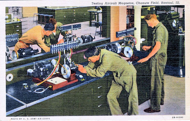 Gruppe von Männern an Maschinen in einer Fabrik, mit Text oben und unten auf dem Bild.