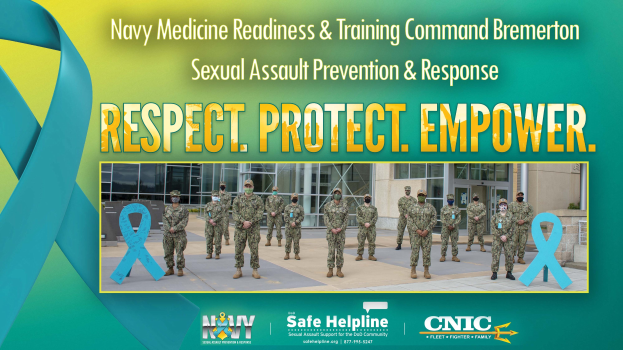 Plakat für das Sexual Assault Prevention & Response-Programm der Navy Medicine Readiness & Training Command Bremerton, das Uniformträger vor einem Gebäude mit dem Text "Respekt, Schutz, Ermächtigung" zeigt.