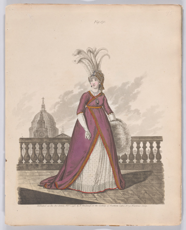 Frau in einem violetten und weißen Federkleid, die an einem Geländer steht, mit einem Gebäude und Wolken im Hintergrund, beschriftet mit 'Mode von New York, New York Street, 1790'.