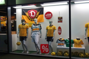 WM-Stimmung in der Augustinerstraße: Neuer Pop-up-Store eröffnet in Mainz