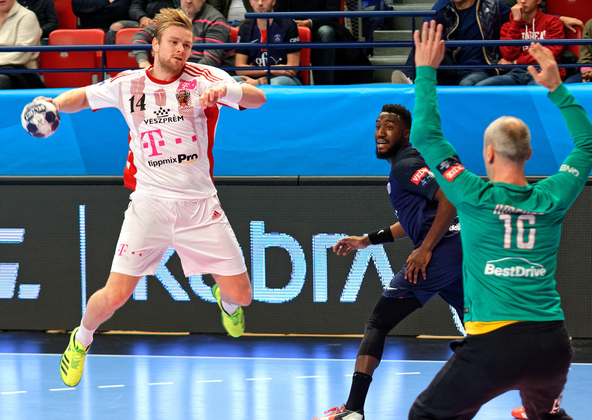 Eine Gruppe von Männern, die Handball auf einem Court während des Futsal-Weltmeisterschaft 2019-Spiels zwischen Bayern München und Paris Saint-Germain spielen, mit Zuschauern im Hintergrund.