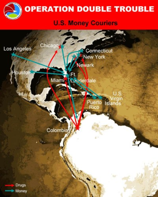 Plakat mit der Aufschrift "Operation Double Trouble: US-Geldboten" zeigt eine Karte der USA, die in zwei Abschnitte unterteilt ist, einen für die Geldbotenroute und einen für die Standorte der Geldboten, mit fetter schwarzer Schrift auf einem weißen Rand.