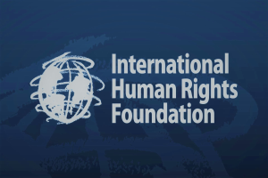 International Human Rights Foundation-Logo auf blauem Hintergrund mit weißer Schrift 'International Human Rights', das eine farbenfrohe Weltkugel in einem weißen Kreis mit blauer Umrandung umgibt.