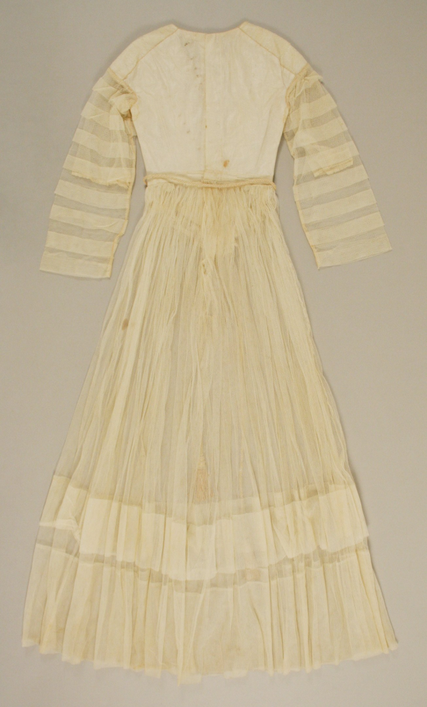 Ein weißes, langärmliges Kleid mit einer gerafften, bodenlangen Röcke auf einem weißen Hintergrund, mit hohem Bund und feiner Schimmer.