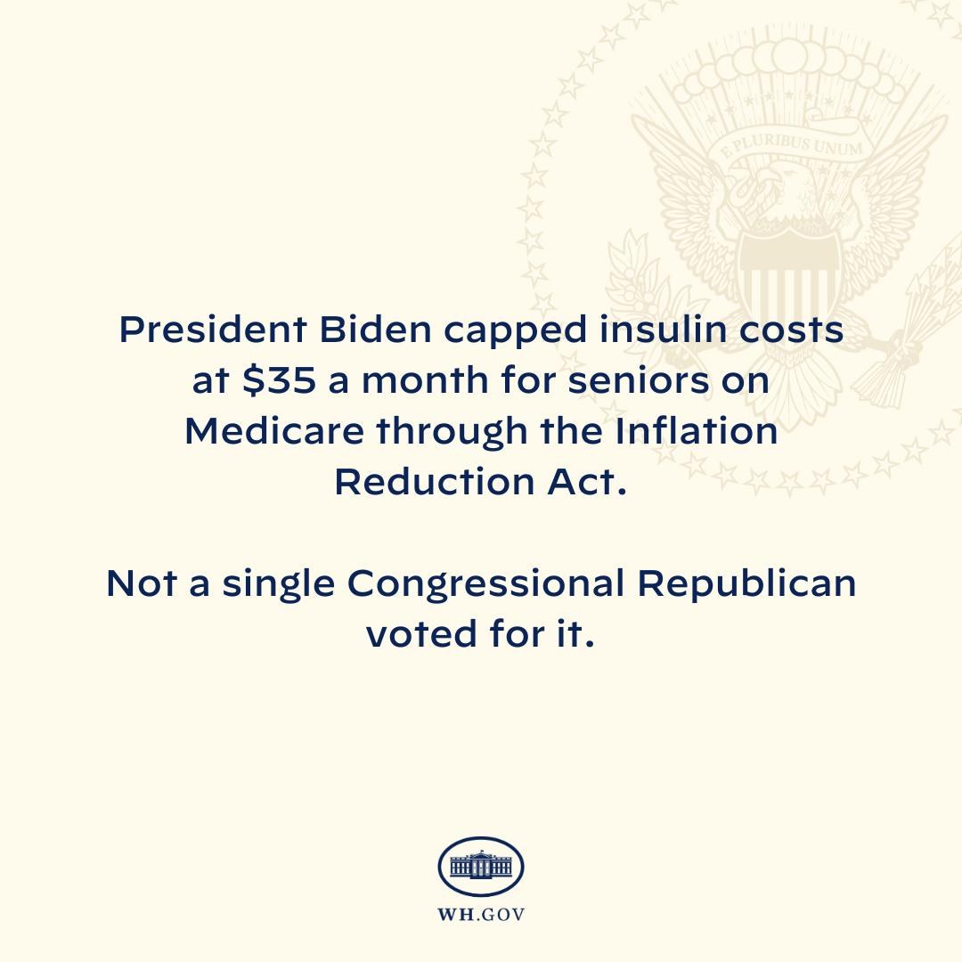 Plakat mit dem Text "Präsident Biden beschränkt die Kosten für Insulin auf 35 Dollar pro Monat für Senioren mit Medicare thanks to the Inflation Reduction Act" und einem Logo darüber.