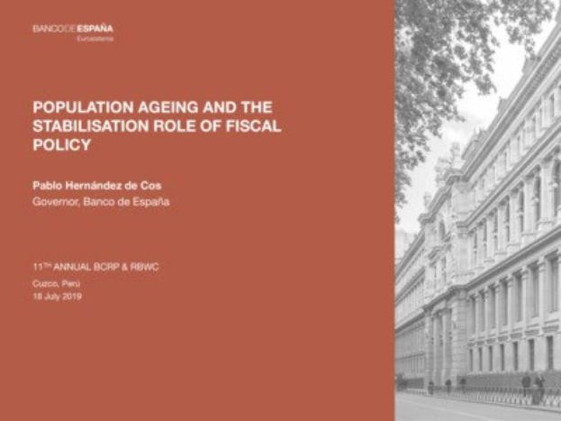 Schwarzes und weißes Bild eines Gebäudes mit Fußgängern vorne auf der Straße und Text links mit der Aufschrift "Bevölkerungsalterung und die Stabilisierungsrolle der Fiskalpolitik."