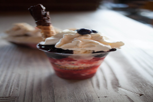 Eine Kugel Eis wird auf eine Oberfläche gelegt.