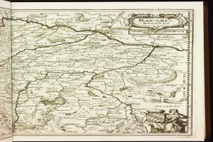 Ein offenes Buch, das eine detaillierte Karte von Bayern zeigt, mit Städten, Dörfern, Flüssen und anderen geographischen Merkmalen beschriftet.