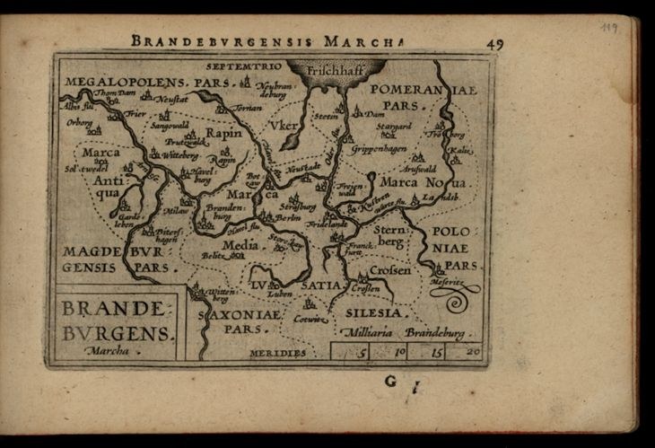 Ein altes Buch mit einem schwarzen Hintergrund, das eine detaillierte Karte der Brandenburg-Region Deutschlands zeigt, einschließlich geografischer Merkmale wie Flüsse, Berge und Städte, begleitet von Texten über die Region.
