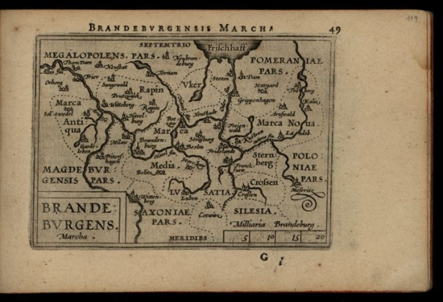 Ein altes Buch mit einem schwarzen Hintergrund, das eine detaillierte Karte der Brandenburg-Region Deutschlands zeigt, einschließlich geografischer Merkmale wie Flüsse, Berge und Städte, begleitet von Texten über die Region.