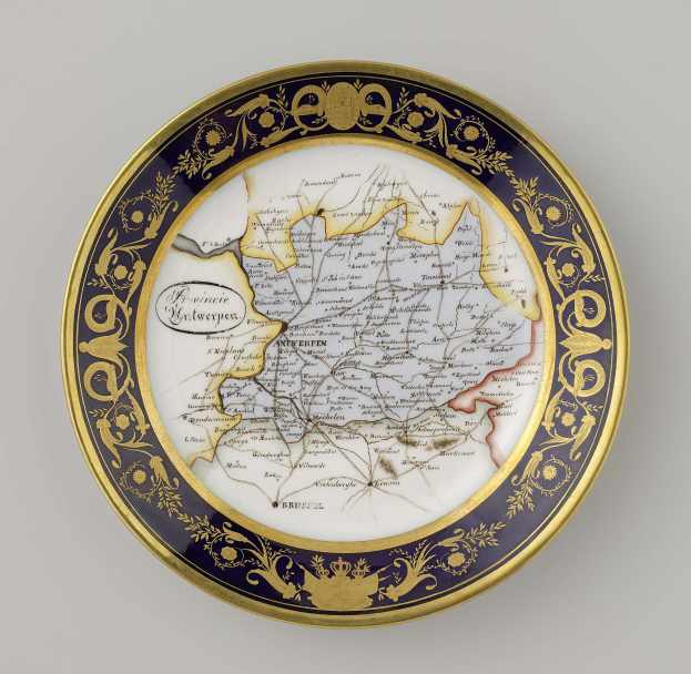 Ein dekoratives Kennzeichen mit einer detaillierten Deutschlandkarte, verziert mit feinen Designs und Texten auf weißem Hintergrund.