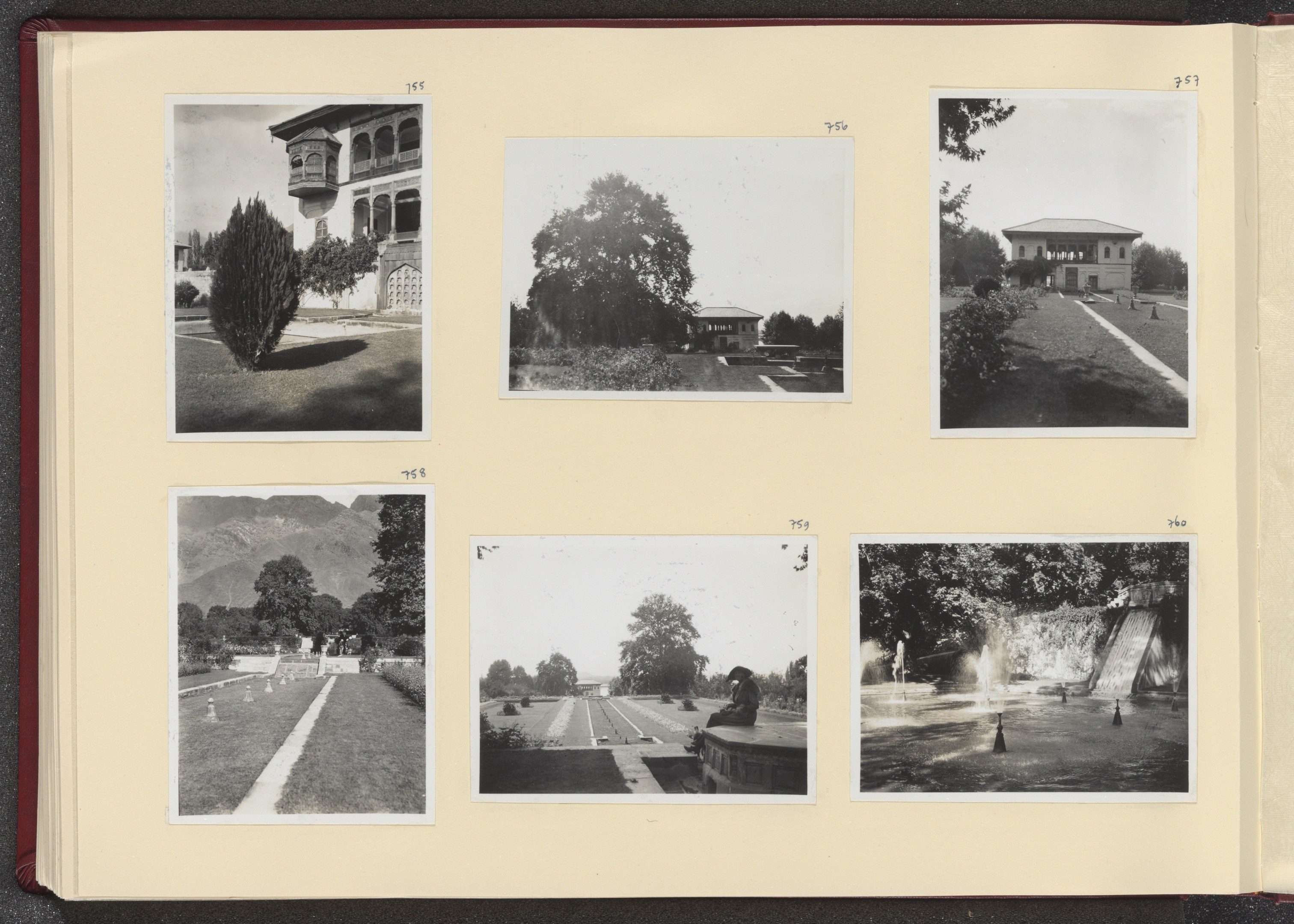 Offenes Buch mit einer Collage aus Schwarz-Weiß-Fotografien von Bäumen, Gebäuden und einem Brunnen.