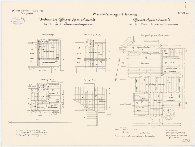 Schwarz-weißer Grundriss des ehemaligen Bundeskanzleramts mit detaillierter Planung und Text.