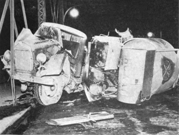 Schwarzes und weißes Foto eines umgestürzten Autos am Straßenrand mit Metallstangen und einem Laternenmast im Hintergrund, beschriftet mit '1930er Jahre Autounfall' unten.