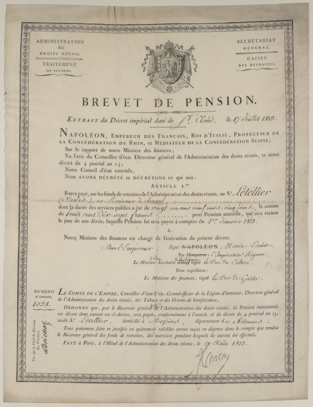 Schwarz-weißes Dokument mit der Aufschrift "brevet de pension" (Pensionsbescheinigung) mit einem Mannsgesicht, Text und einem Logo.