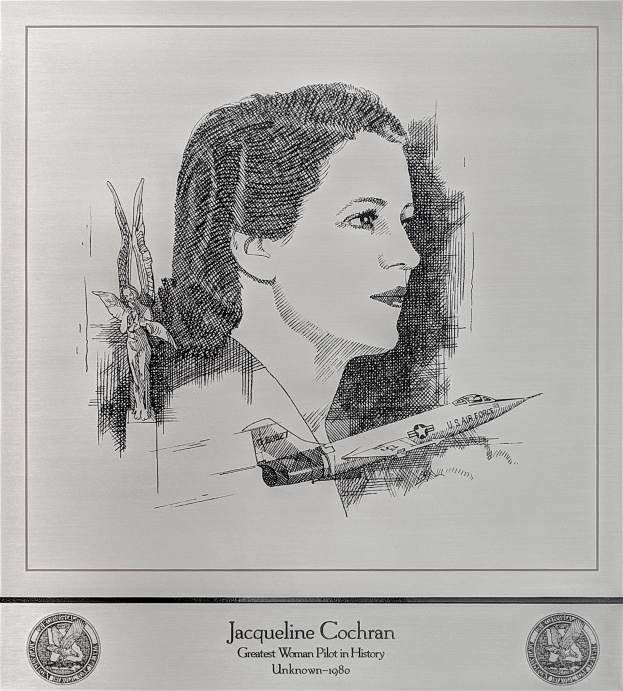 Schwarzes und weißes Porträt von Jacqueline Cochran, Pionierin der Luftfahrt, mit Text und Logos unten.