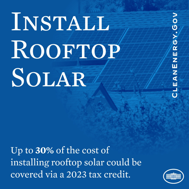 Plakat mit Text über einen 2023-Steuerkredit, der bis zu 30% der Kosten für die Dachsolaranlage deckt, mit Bäumen und einem Gebäude mit Solarpanelen im Hintergrund.