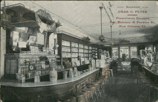 Schwarzes und weißes Foto eines alten Apothekeninneren in New Orleans mit Hockern, Tischen mit Flaschen, Glasfenstern auf der rechten Seite und Text oben.
