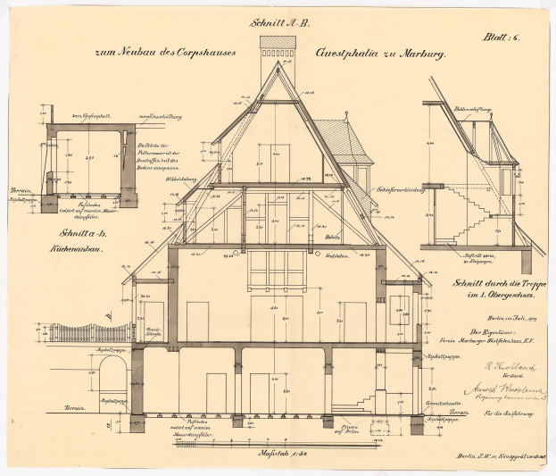 Schwarz-weißes Architekturzeichnung eines Hauses mit zahlreichen Fenstern und einem Dachfirst, begleitet von detaillierten Plänen und Text auf altem Papier.