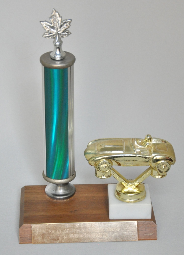 Ein glänzender, detaillierter Pokalwagen auf einer hellen Holzplatte.