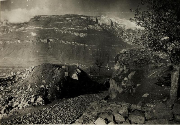 Schwarz-weiß-Foto eines felsigen Berges mit einem Baum auf der rechten Seite, fernen Hügeln und Himmel, beschriftet mit "Cabot Trail, New Mexico, ca 1900".