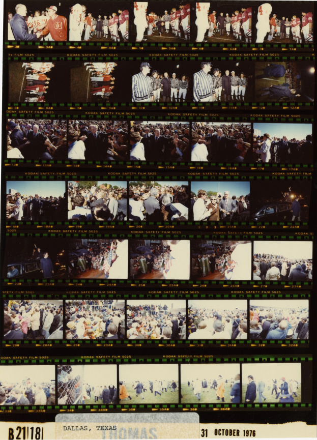 Ein Filmstreifen mit einem Raster von Menschen in legerer Kleidung verschiedenen Alters und Geschlechts, mit Text unten.