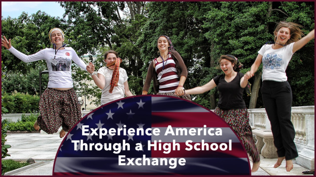 Gruppe von Frauen, die lachend in die Luft springen, umgeben von Grün unter einem klaren blauen Himmel, mit dem Text "Erlebe Amerika durch einen Highschool-Austausch" unten.
